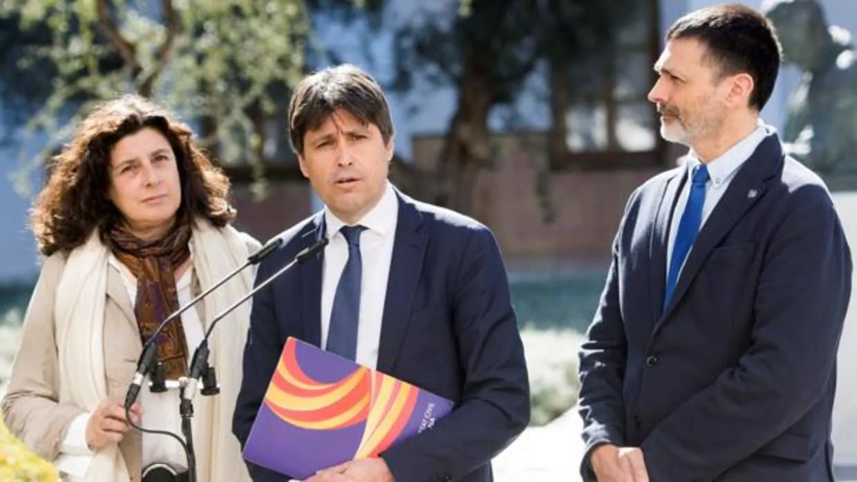 El presidente de Societat Civil Catalana (SCC), José Rosiñol (c) y los vicepresidentes Óscar Uceda y Miriam Tey
