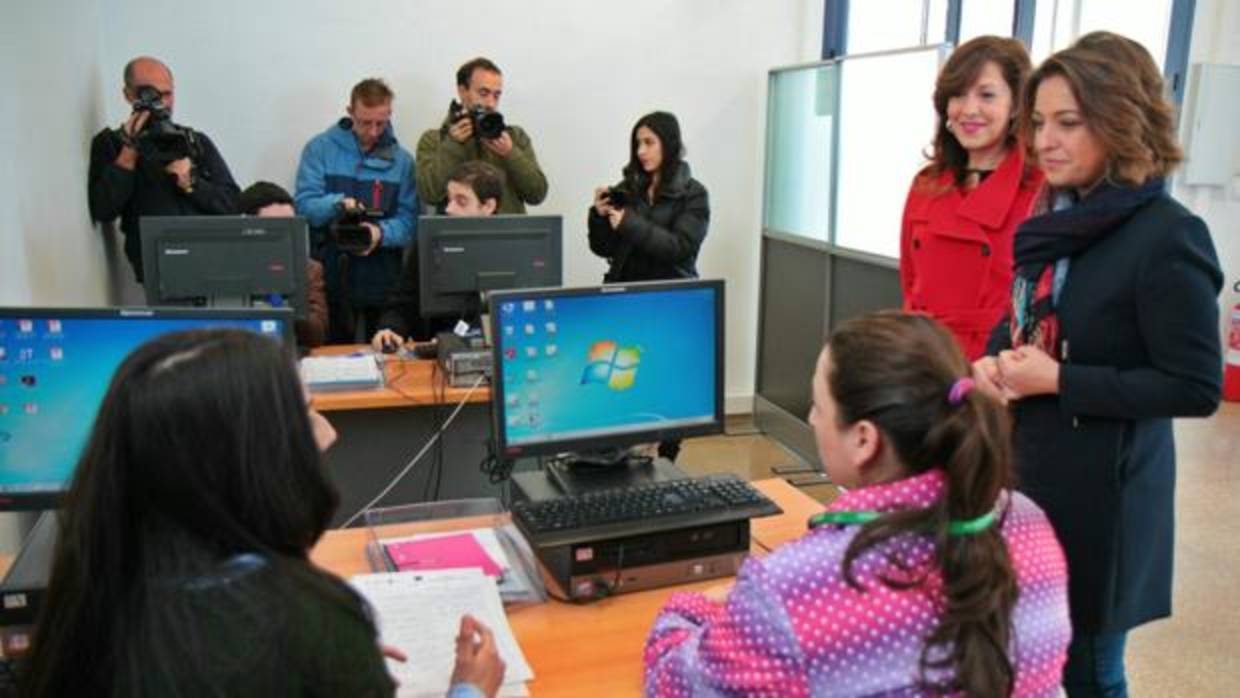 La alcaldesa, hoy durante una visita que ha realizado al Instituto de Empleo (Imdeec)