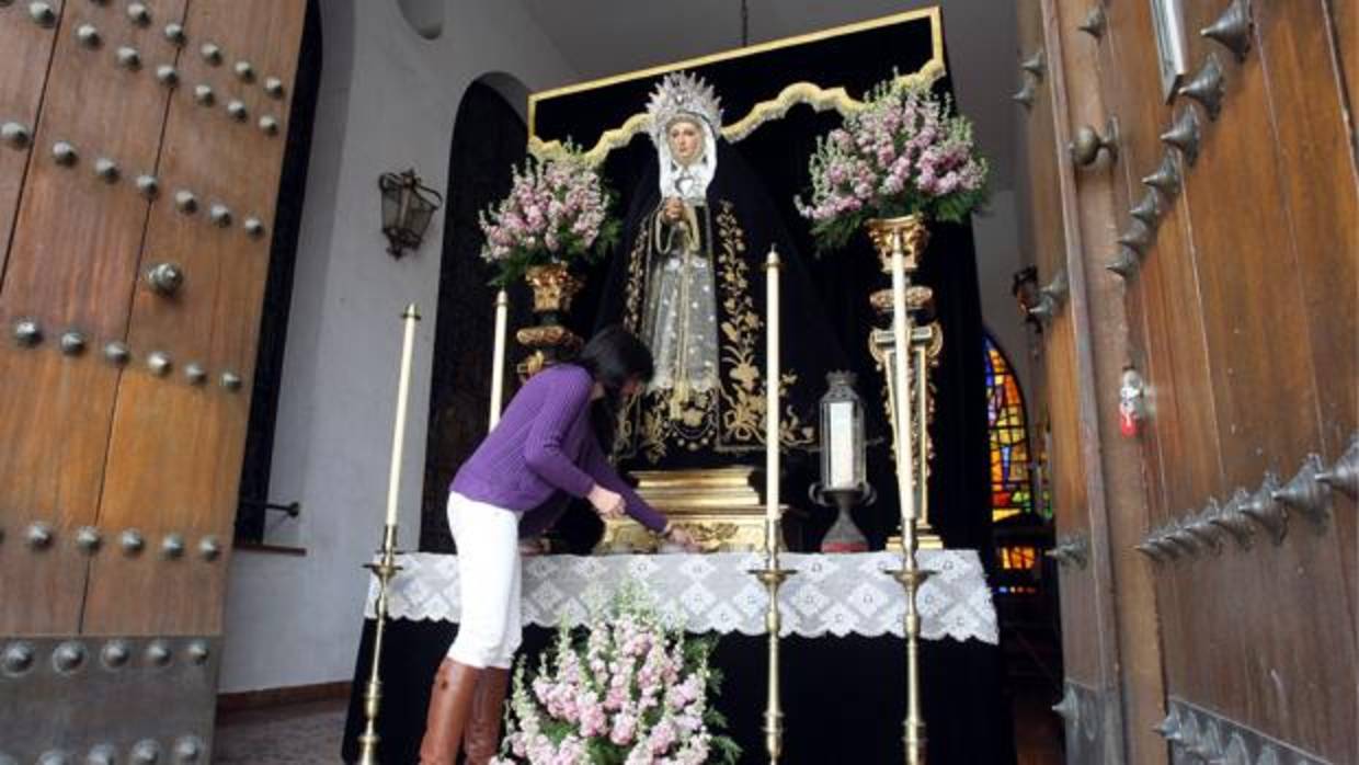 Preparativos de un altar para la hermandad del Vía Crucis