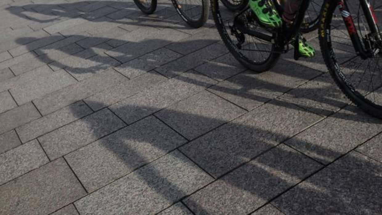 Sombras de bicis de montaña a su paso por el Puente Romano en la última Andalucía Bike Race