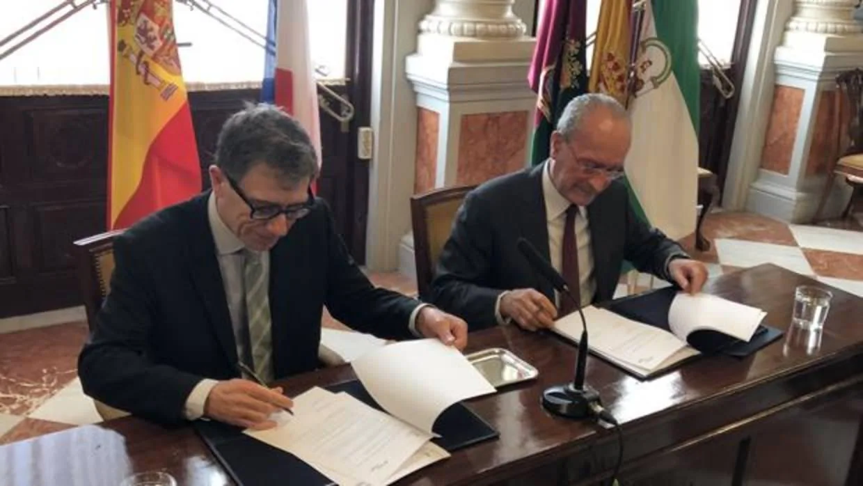 Serge Lasvignes y Francisco de la Torre firman el protocolo