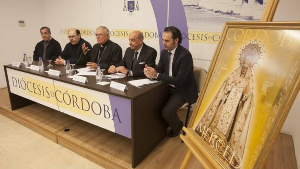 El obispo y el hermano mayor, durante la presentación