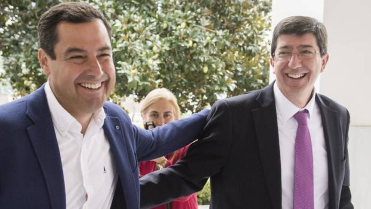 Juanma Moreno y Juan Marín en el Parlamento