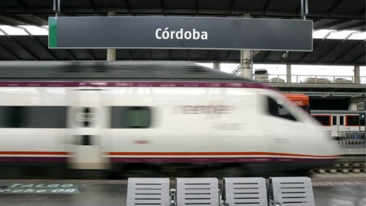 Una lanzadera pasando por la estación de Córdoba