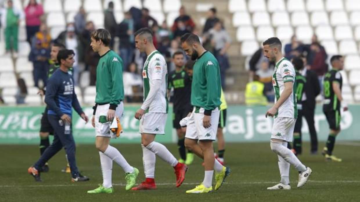 Cuatro pesos pesados del vestuario del Córdoba CF se retiran cabizbajos del último partido