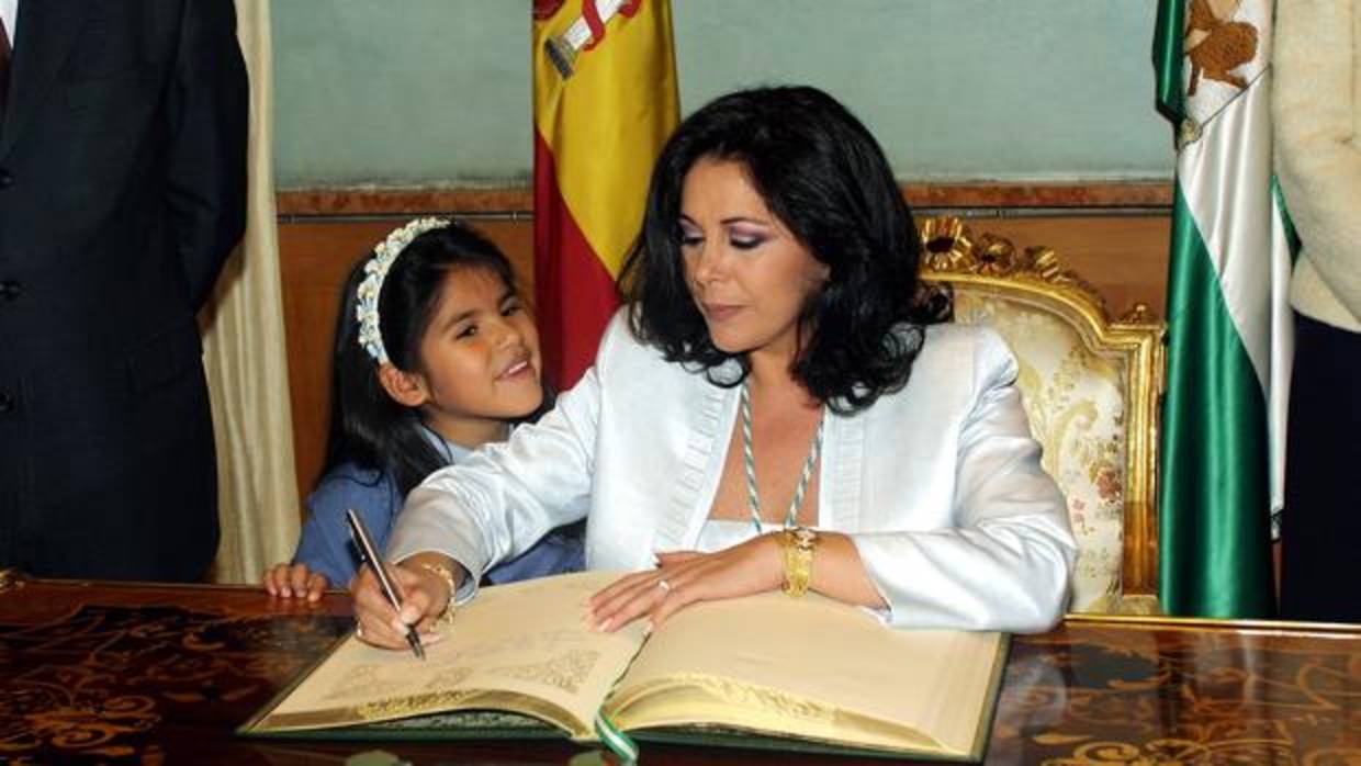Isabel Pantoja firma en el libro de honor con motivo de la concesión de la Medalla de Andalucía en 2002