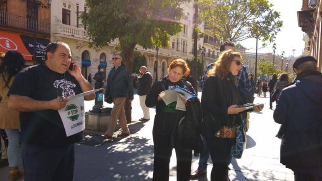 Afectados recogiendo firmas ayer en la capital sevillana