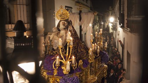 La Virgen de las Angustias con el manto morada