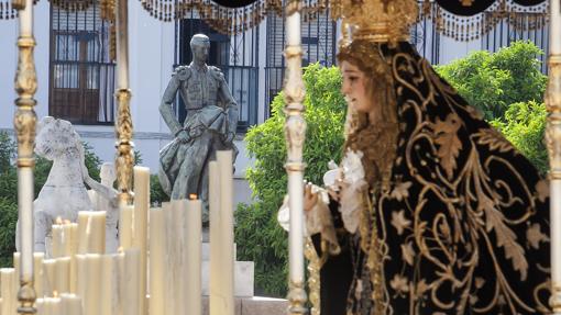 La Virgen del Mayor Dolor en su Soledad con el manto de salida