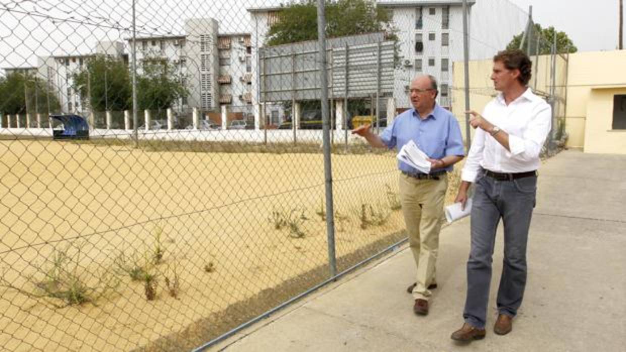 Los concejales del PP Luis Martín y José Luis Moreno vistan el campo de fútbol de la calle Marbella