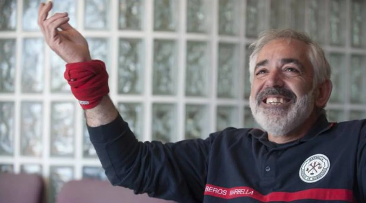 Francisco Ráez hace el gesto de «Siempre fuerte» que popularizó su hijo