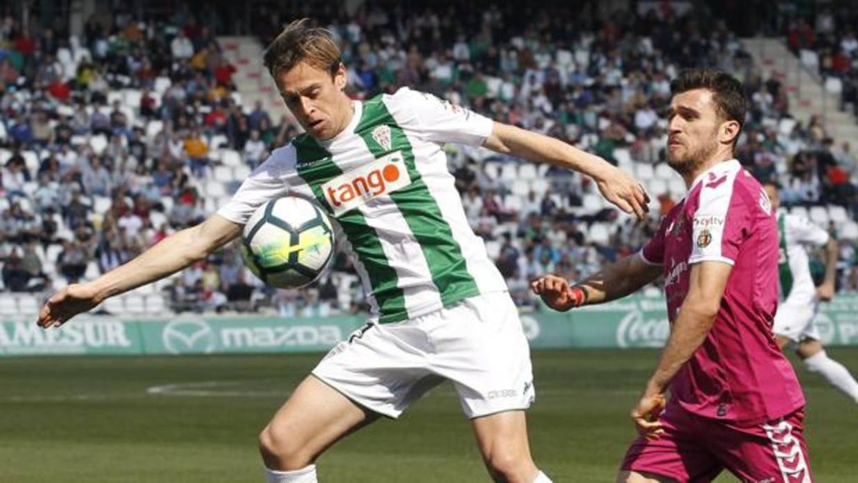 Javi Lara controla la pelota en el duelo contra el Real Valladolid