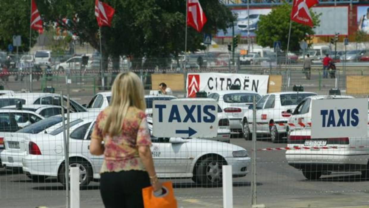 Imagen de archivo de la parada de taxi en el Real de la Feria