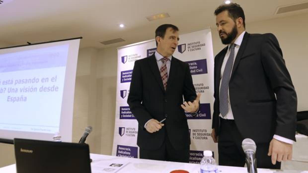 Fuente Cobo, analista del Ministerio de Defensa, ayer antes de empezar su conferencia en Córdoba