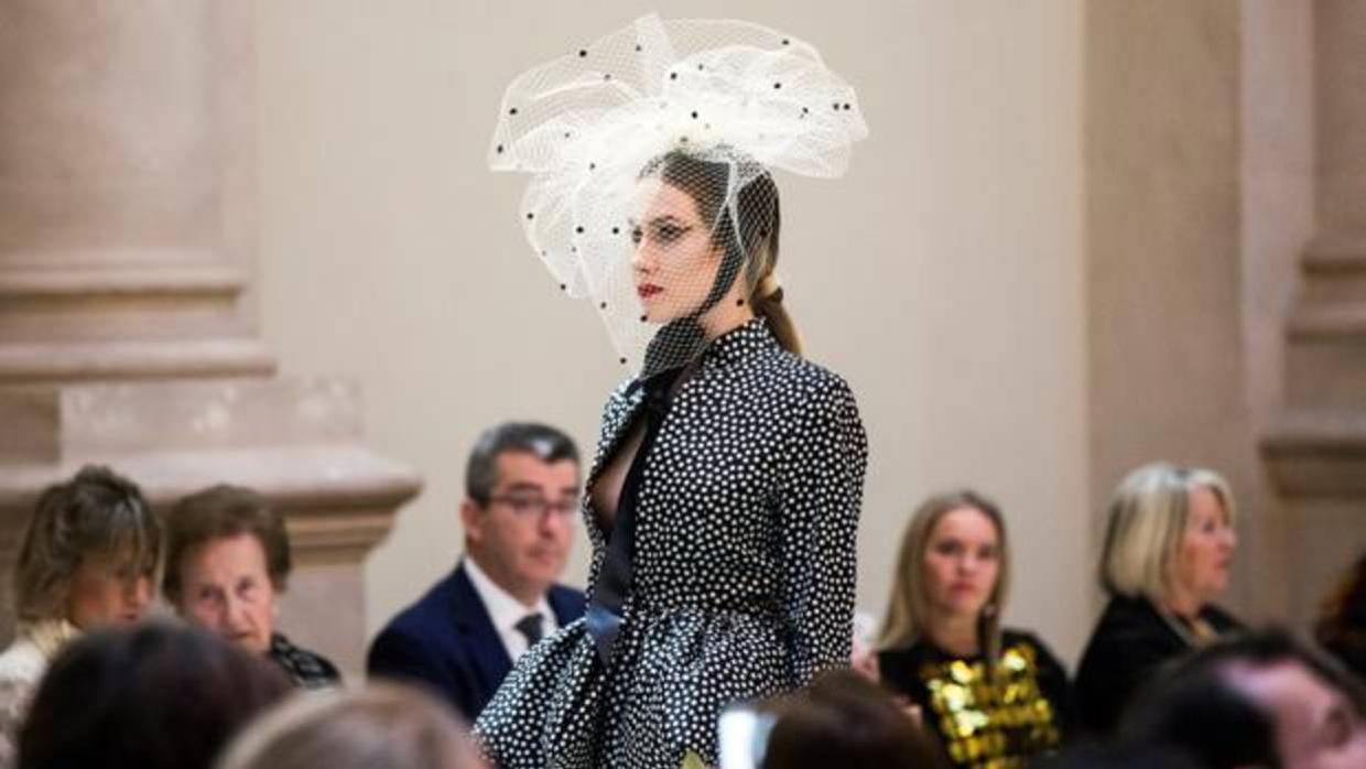 Una de las modelos durante el desfile parisino de Juana Martín