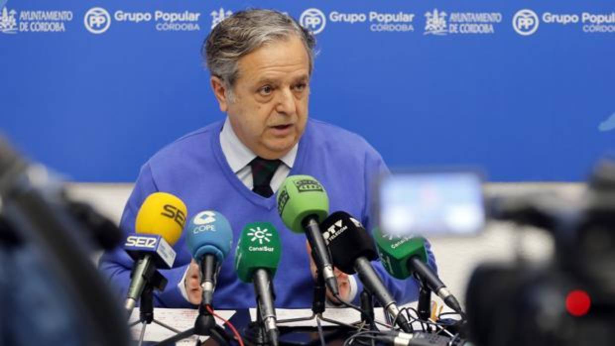 Salvador Fuentes, viceportavoz municipal del PP, durante una rueda de prensa