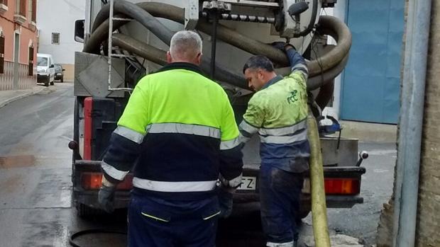 El «monstruo» de las toallitas higiénicas atasca la red de alcantarillado de Puente Genil