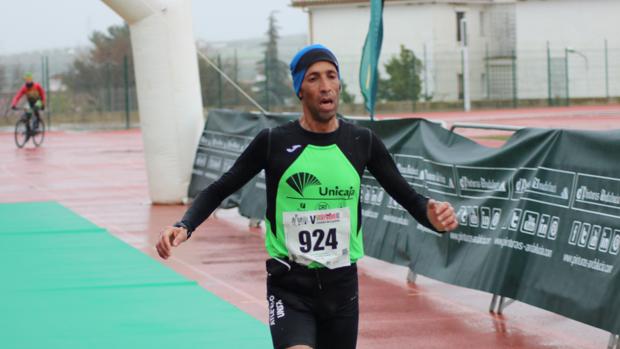 Mounir Elouardi y Nazha Machrouh engrandecen su hegemonía en la Media Maratón de Lucena