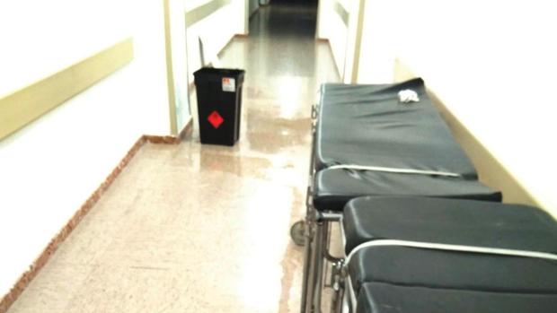 Pasillos inundados y goteras en el Hospital Los Morales de Córdoba