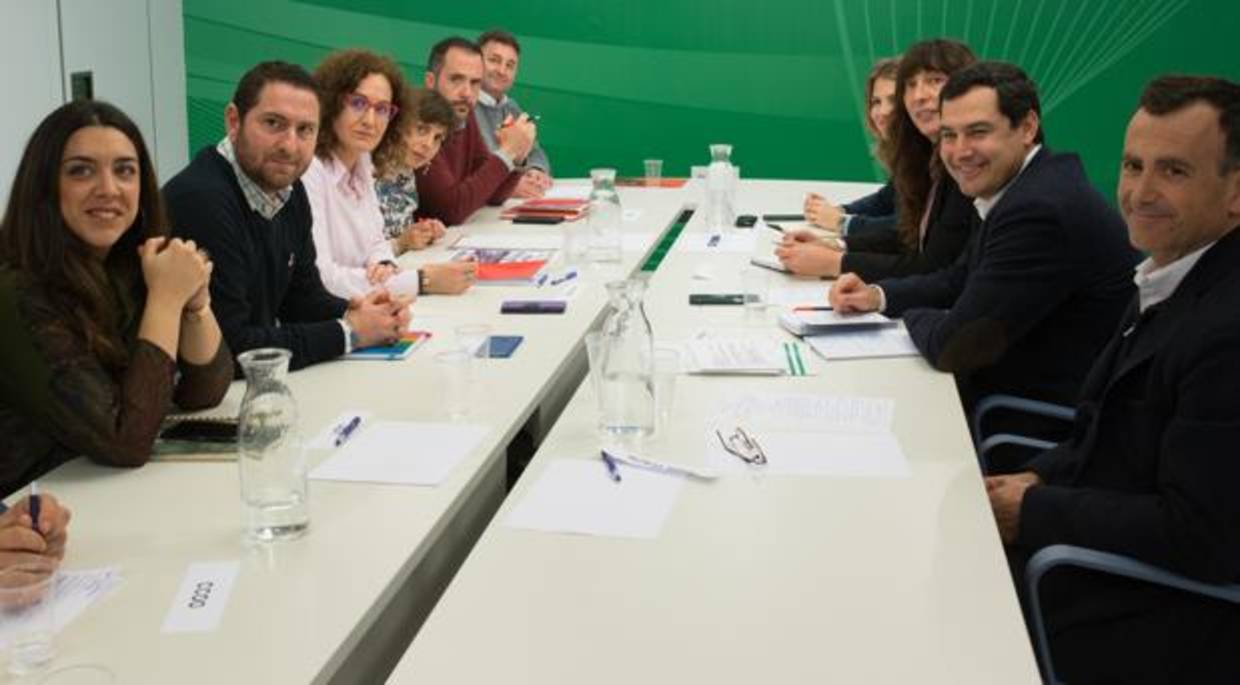 El presidente del PP, Juanma Moreno, reunido con la secretaria de Comisiones, Nuria López