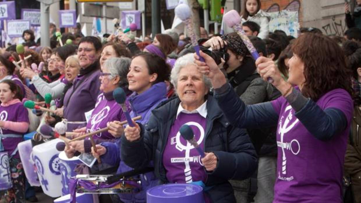 Imagen de mujeres preparándose para celebrar su día Internacional