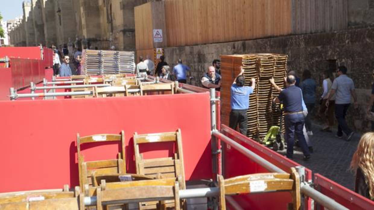 Preparativos en la carrera oficial de la Semana Santa de Córdoba el pasado Domingo de Ramos