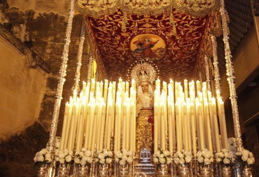 Nuestra Señora Reina de os Mártires, en su paso de palio en la Madrugada de Córdoba