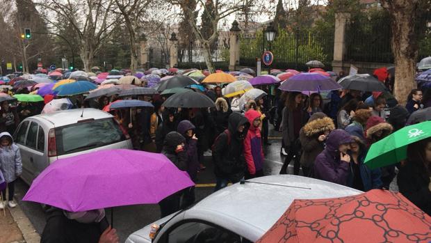 Decenas de miles de personas amparan los derechos de la mujer bajo la lluvia de Granada