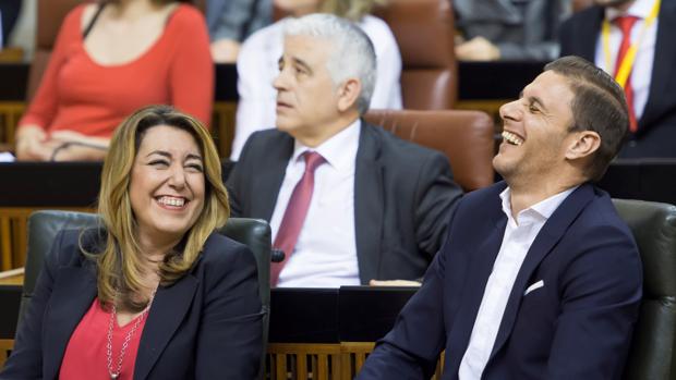 ¿De qué se ríen Joaquín y Susana Díaz en el Parlamento andaluz?