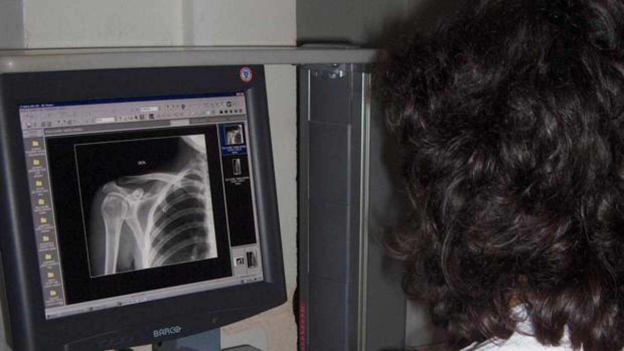 Personal sanitaria trabajando con un equipo de digitalización de rayos x
