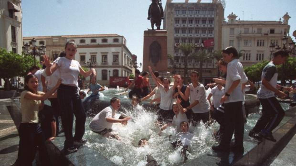 Alumnos de último curso se bañan en la fuente de las Tendillas