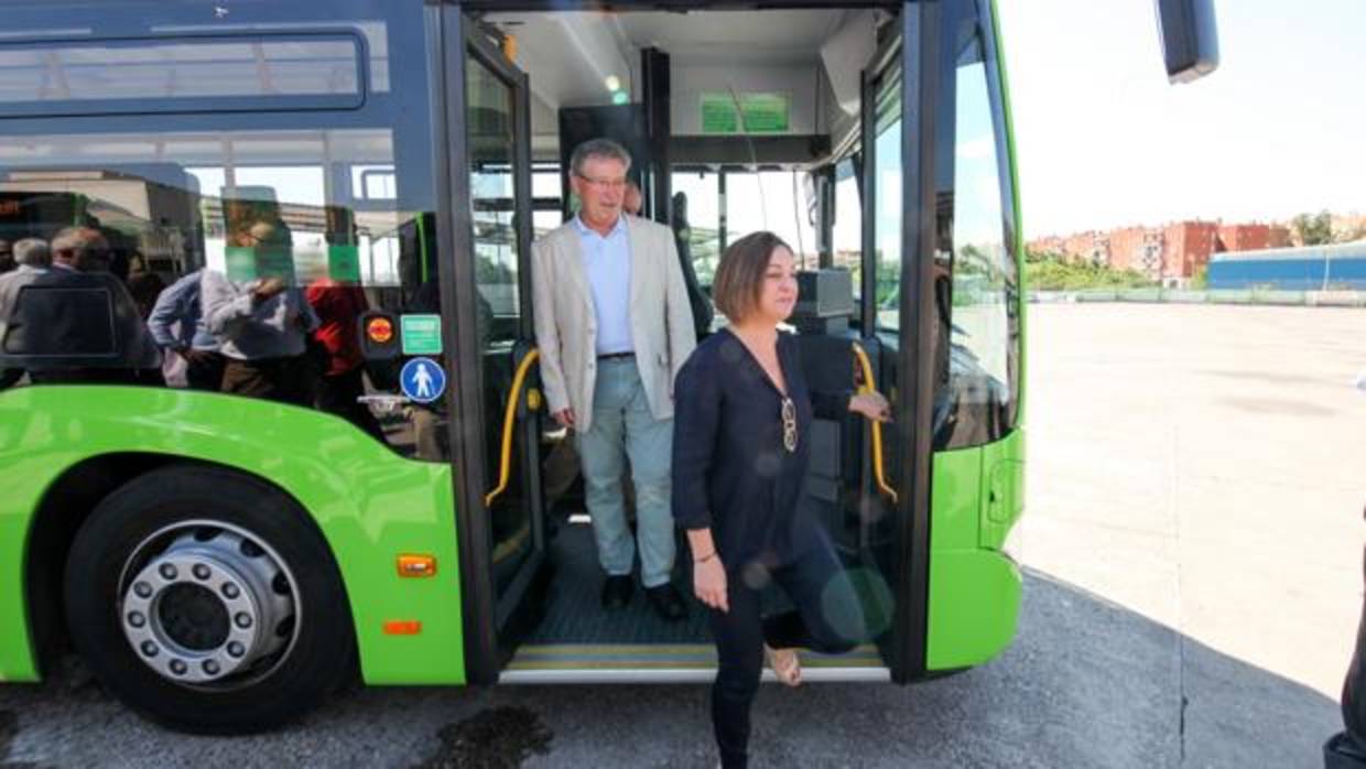 La alcaldesa, Isabel Ambrosio, en la presentación de siete nuevos autobuses de Aucorsa