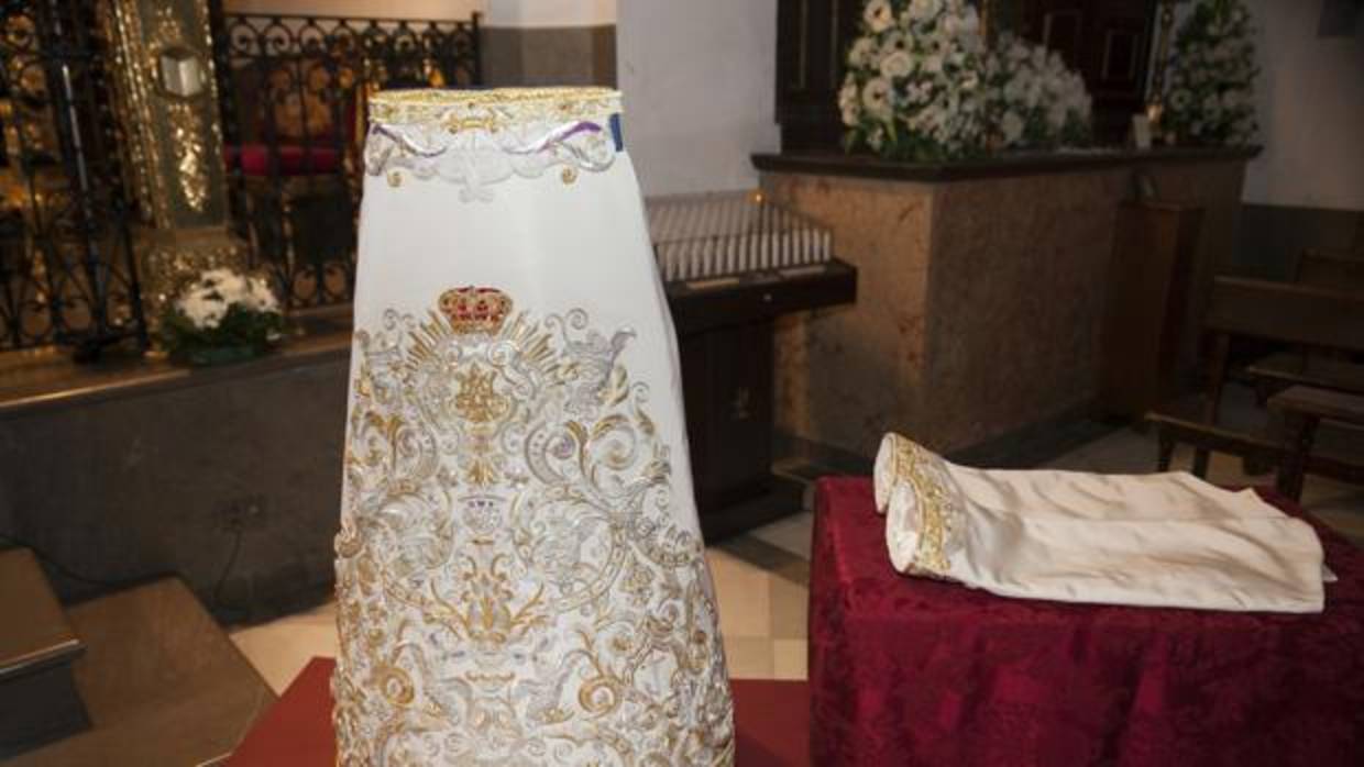 La nueva saya donada a la Virgen de la Paz de Córdoba por sus costaleros