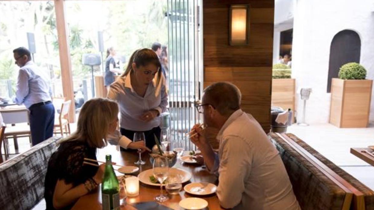 Una pareja cena en el restaurante Nobu de Marbella