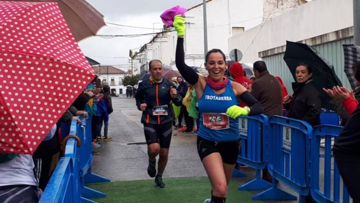 Elena Moreno celebra la victoria en la Media Maratón Espiel-Belmez a su llegada a meta en las calles belmezanas