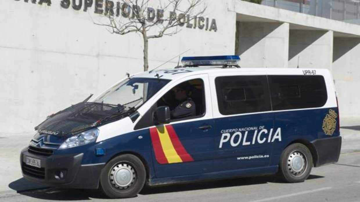 Furgón policial frente a la sede de la Jefatura Superior de Policía de Granada