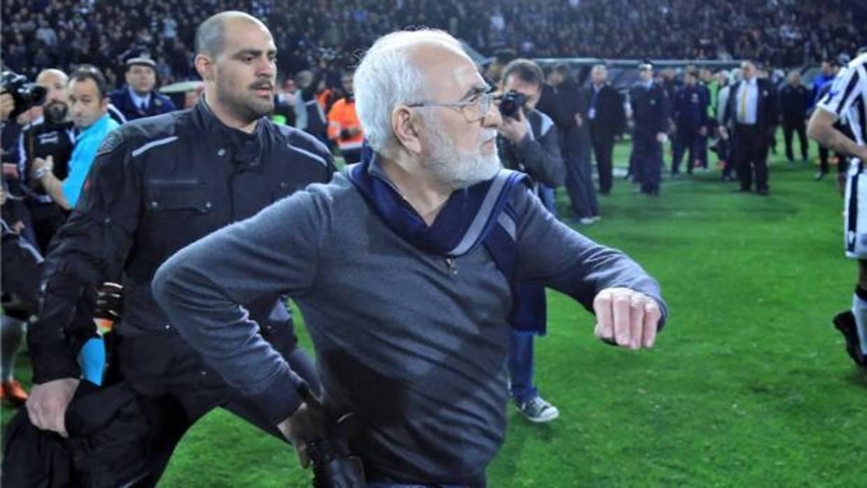 El presidente del PAOK, Ivan Savidis, con la pistola y un guardaespaldas en el campo
