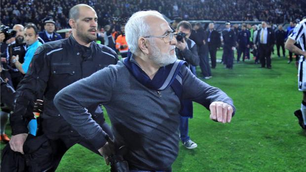 El excordobesista Crespo vive en directo cómo el presidente del PAOK saca una pistola en un partido