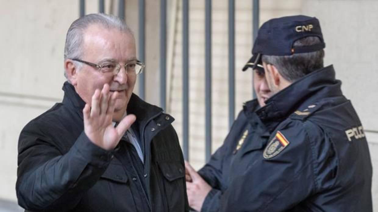 Antonio Fernández a la entrada de la Audiencia