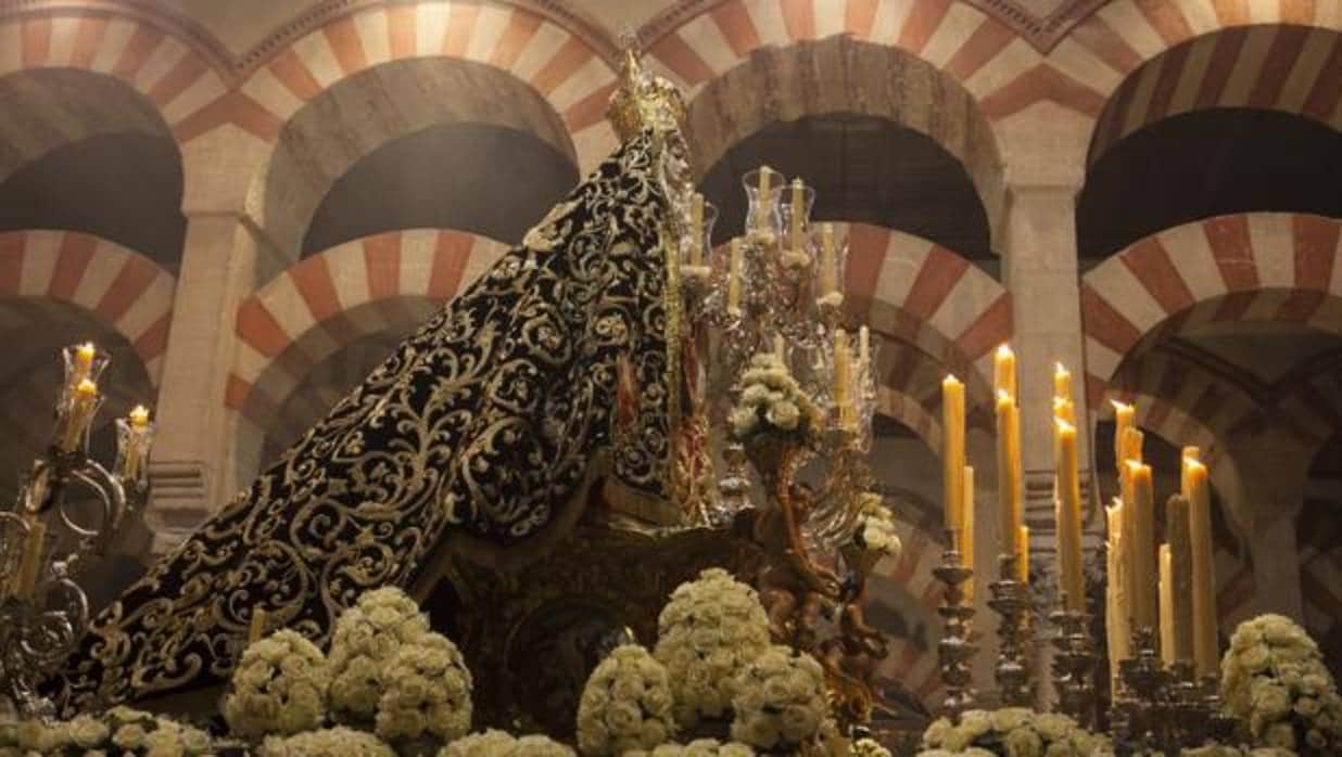 La Virgen de los Dolores de Córdoba, con manto de los años 20, saya del siglo XIX, peana del XVIII y paso de 1937