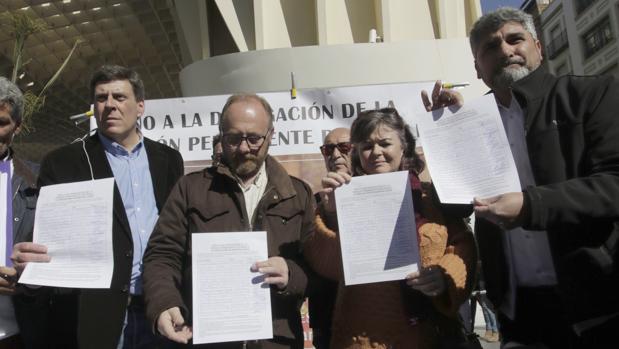 Juan Carlos Quer, Antonio del Castillo, Ruth Ortiz y Juan José Cortés, recogiendo firmas en Sevilla
