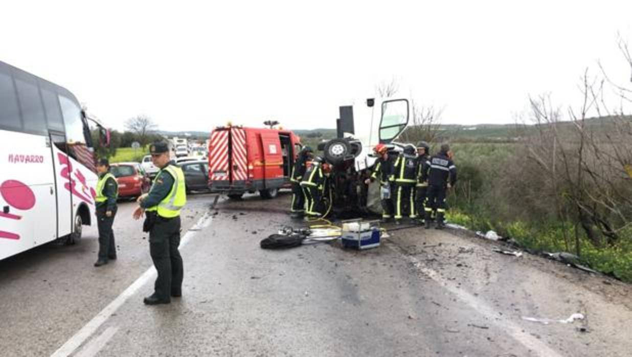 Los bomberos y la Guardia Civil trabajando en el lugar del suceso