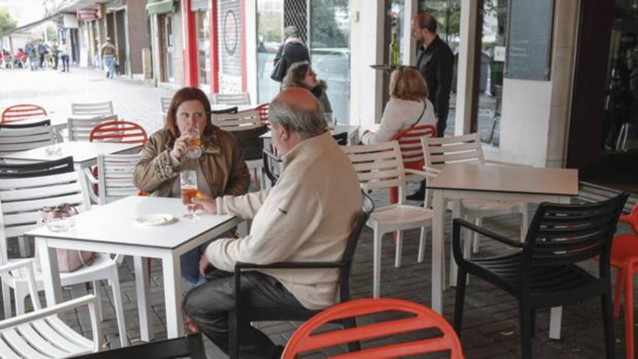 Clientes en una terraza de la avenida de Barcelona