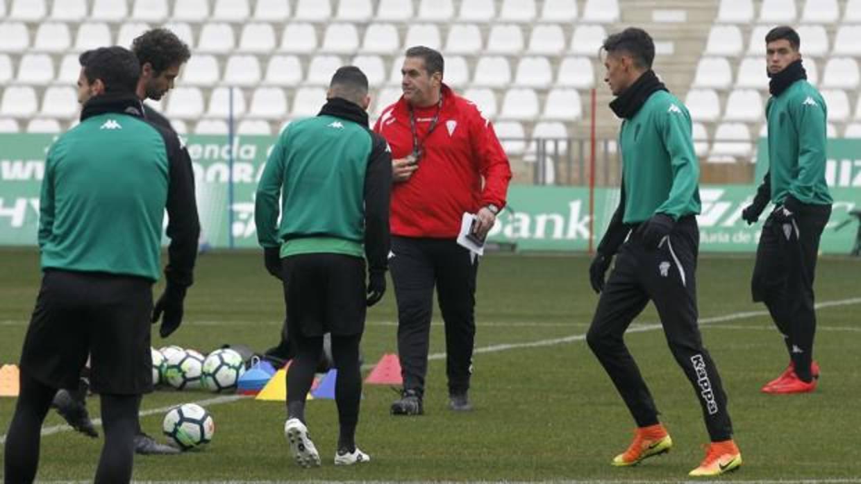 José Ramón Sandoval da indicaciones durante un entrenamiento celebrado en El Arcángel