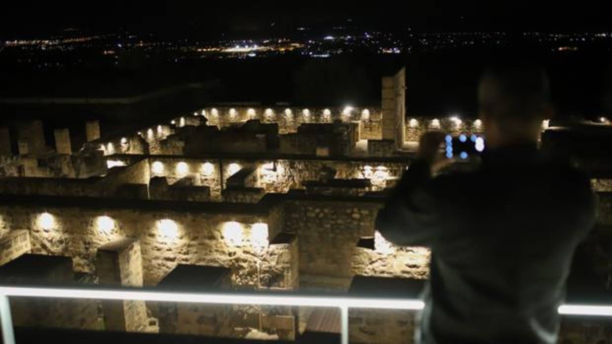 Un hombre fotografía Medina Azahara, durante las visitas nocturnas piloto de finales de 2017