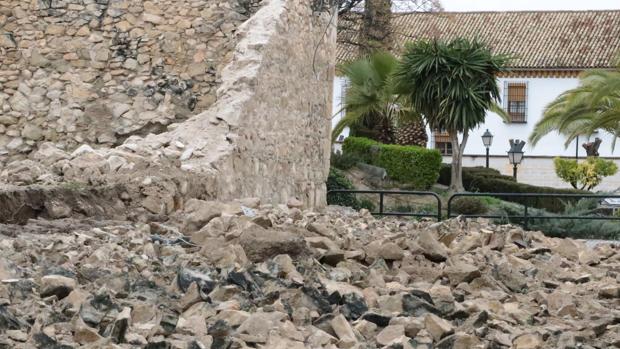 El temporal derriba más de 25 metros del antiguo muro de la Huerta del Carmen en Lucena, del siglo XVII