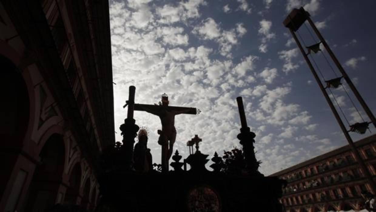 El Santísimo Cristo de la Caridad a su paso por la Plaza de la Corredera