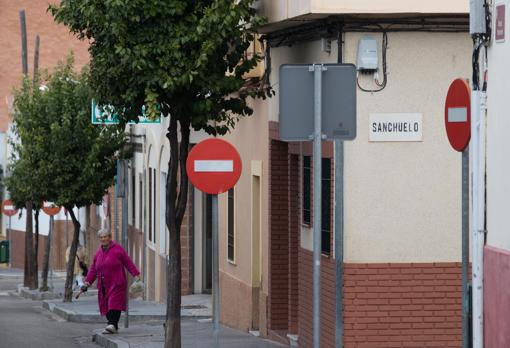 Una vecina cruza la calle en Fray Albino