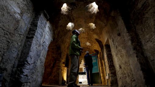 Un turista, en los Baños del Alcázar de Córdoba