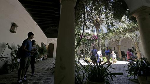 Turistas en el Palacio de Viana de Córdoba